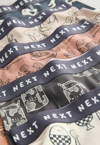 Cinq paires de boxers pour hommes colorés avec des imprimés alimentaires dessinés et des tailles foncées portant l'inscription « NEXT » en lettres blanches.