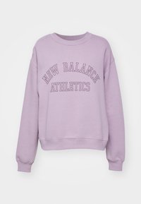 Sudadera morada hecha de mezcla de algodón con puños y dobladillo acanalados. Presenta la inscripción "NEW BALANCE ATHLETICS" en letras destacadas.