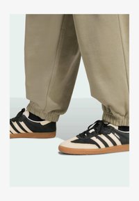 Unausgewählt, silver pebble