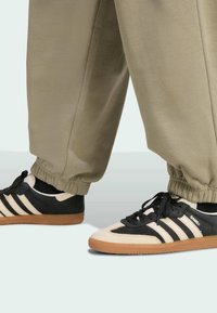 ESSENTIALS LINEAR JOGGER - Tepláky - silver pebble