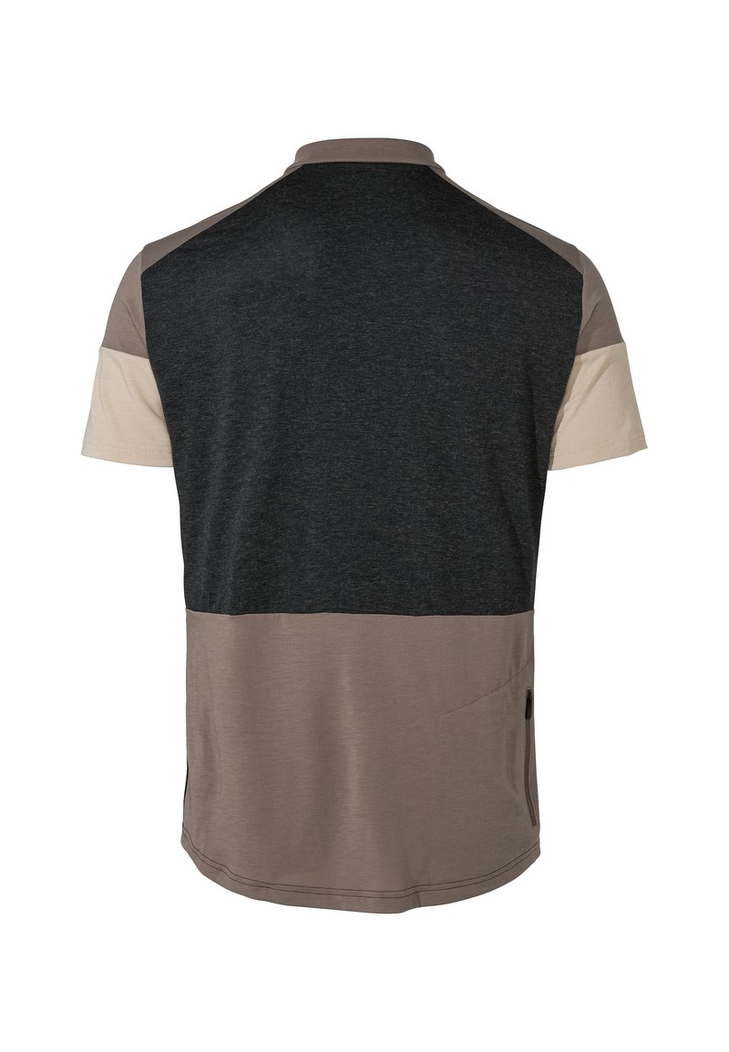 Kurzärmliges Farbmix-Shirt mit schwarzem oberen Rücken, taupefarbenem unteren Rücken, beigen Ärmeln und einer Reißverschlusstasche auf der unteren rechten Seite.