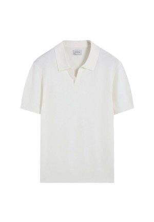 Polo blanco de manga corta con cuello vuelto y una pequeña muesca en forma de V en el escote.