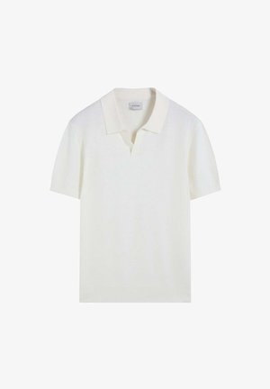 Polo blanco de manga corta con cuello vuelto y una pequeña muesca en forma de V en el escote.