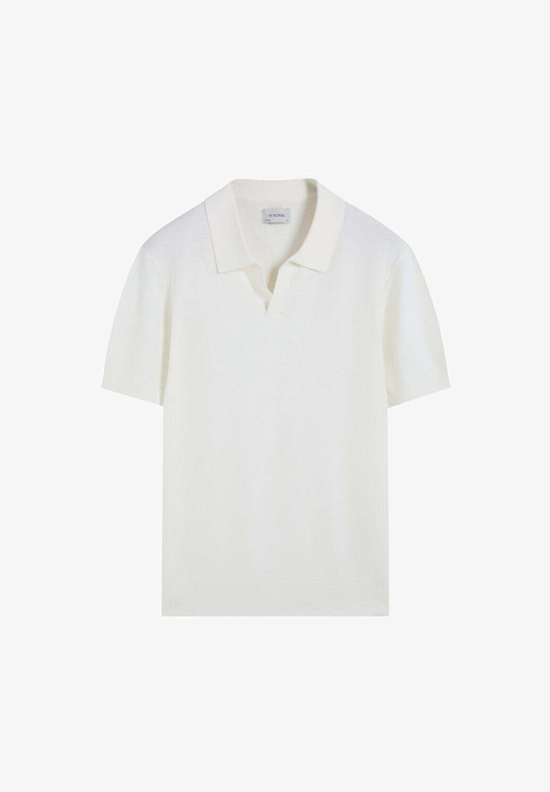 Polo blanc à manches courtes avec un col rabattable et une petite encoche en forme de V au niveau de l'encolure.