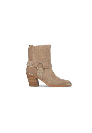 Botte de cheville en daim beige avec un bout pointu, un talon en bois, une sangle décorative avec des clous et un motif de couture verticale.