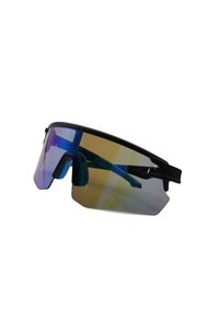 Occhiali da sole con montatura nera, grandi lenti oscurate con una sfumatura dal viola all'oro, e design sportivo con protezioni laterali per una copertura aggiuntiva.