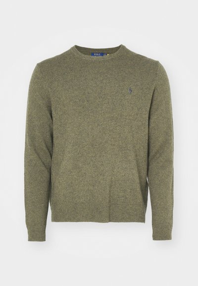 Olivinės žalios spalvos megztinis su apvalia kaklo iškirpte, raukiniais rankogaliais ir apačia. Ant kairio krūtinės puikuojasi mažas siuvinėtas logotipas.