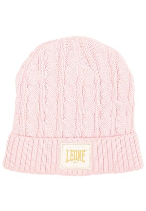 Bonnet rose pâle en maille torsadée, avec un large revers côtelé et un écusson rectangulaire portant le logo Leone 1947.