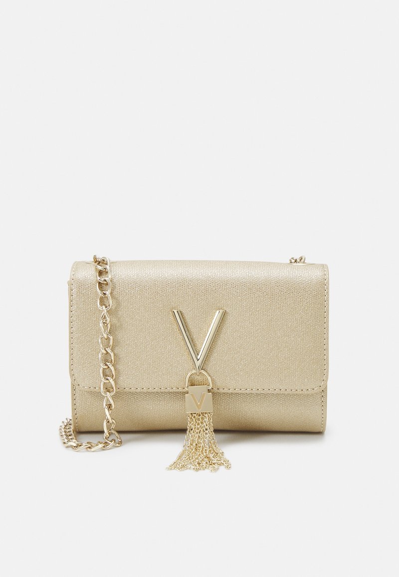Borsa a pochette metallica dorata con tracolla a catena, caratterizzata da una spiccata chiusura a forma di V e un accento con frangia. Texture liscia senza motivi.