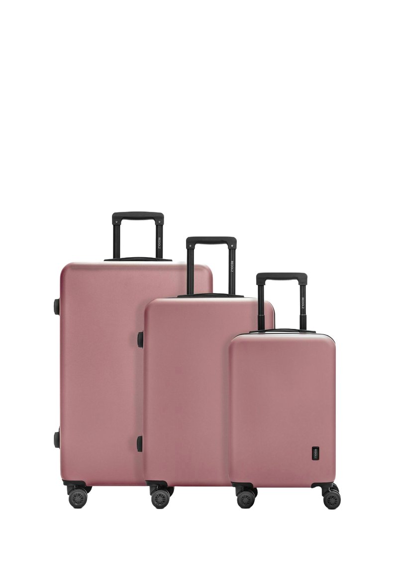 Trois valises rigides roses de tailles variées, avec des poignées rétractables noires et des roulettes. Texture lisse et design minimaliste.