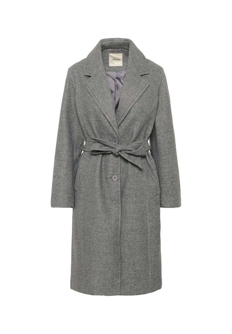 Long manteau en laine gris avec de larges revers, deux boutons, une ceinture nouée à la taille et des poches latérales, ouvert pour montrer la doublure en satin gris.