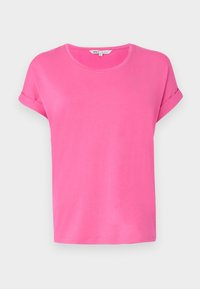 T-shirt rose vif à manches courtes avec manches retroussées et col rond, présenté sur un fond clair uni.
