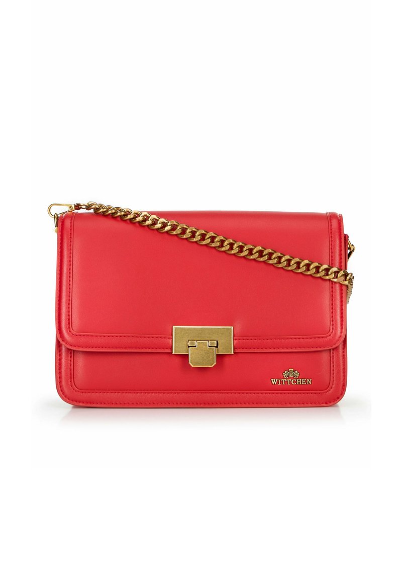 Rode leren crossbody tas met een gouden kettingriem, rechthoekige vorm, flapsluiting en logodetail aan de voorkant. Gladde textuur.