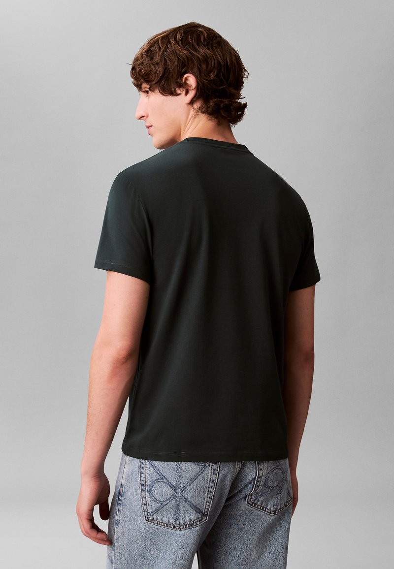 Calvin Klein LIQUID TOUCH CREWNECK - Jednoduché tričko - magical forest