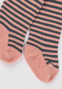 Calzini a strisce rosa e grigio scuro con una texture liscia. Le punte sono arrotondate e il motivo è composto da strisce orizzontali regolari.