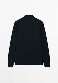 Mörkblå långärmad polo i en strukturerad textil med krage och ribbade ärmslut, designad med en enfärgad baksida.