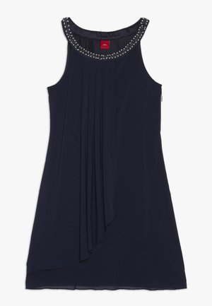 Marineblauwe mouwloze jurk met een geplooide voorkant, versierd met zilveren kralen bij de halslijn, en een zachte, vloeiende stoftextuur.