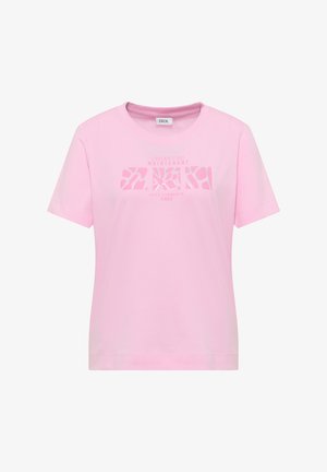 T-shirt rose pâle à manches courtes avec col rond, présentant un design géométrique abstrait et un texte français centré sur la poitrine.