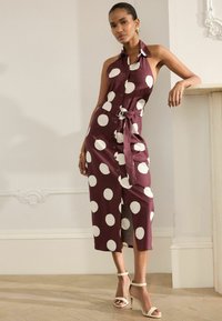 Bordoo värvi särgidress valgete polka-dotide mustris, varrukateta disain, nööpidega ees, vöödetail vööl, külgslit. Kandukesed beezide kontsadega.