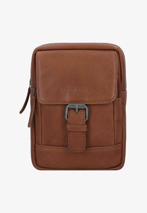 Bolso de hombro de cuero marrón con cierre de solapa, detalle de hebilla en el frente y cremallera lateral. Presenta acentos de costura y una textura suave.