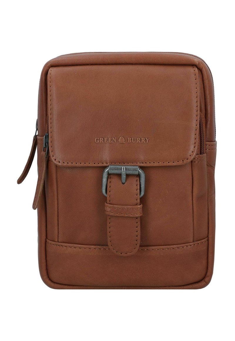 Borsa a spalla in pelle marrone con chiusura a patta, dettaglio della fibbia frontale e zip laterale. Presenta accenti cuciti e una texture morbida.