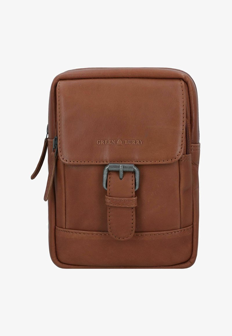 Borsa a spalla in pelle marrone con chiusura a patta, dettaglio della fibbia frontale e zip laterale. Presenta accenti cuciti e una texture morbida.