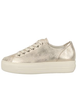 Metallisch goldener Sneaker mit Schnürdesign, ausgestattet mit einer glatten Textur, runder Zehenpartie und einer dicken weißen Sohle. Keine auffälligen Muster oder Beschläge.