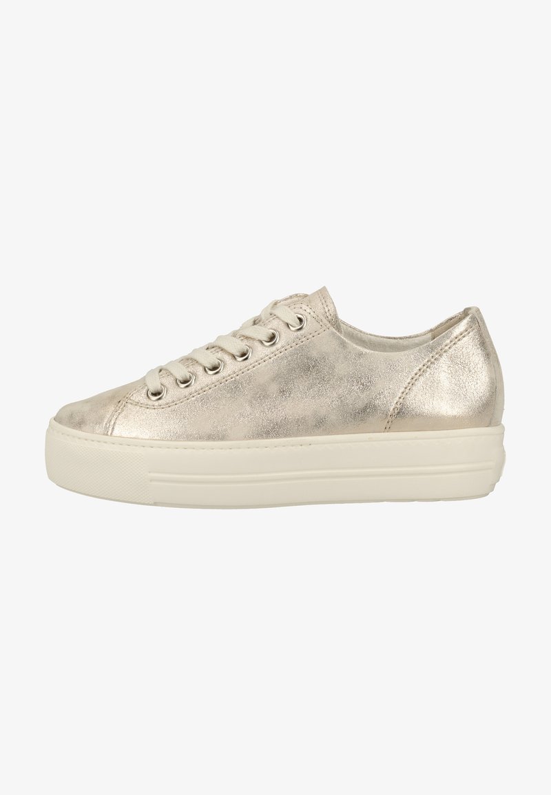 Metallisch goldener Sneaker mit Schnürdesign, ausgestattet mit einer glatten Textur, runder Zehenpartie und einer dicken weißen Sohle. Keine auffälligen Muster oder Beschläge.