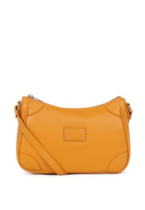 Sac à bandoulière en cuir jaune moutarde avec fermeture éclair et bandoulière réglable, avec des détails cousus aux coins et une étiquette de marque centrale.