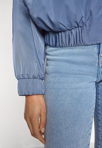 ONLY ONLMINNA OVERSIZE JACKET - Bomber stiliaus striukė - vintage indigo detail/blissful blue