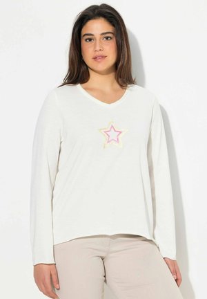 Witte shirt met lange mouwen en v-hals, featuring een roze en gouden ster borduursel in het midden. Gemaakt van zachte stof, met een relaxte pasvorm.