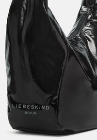 Bolso negro y brillante con un diseño elegante, que cuenta con un cierre de cremallera y el logo en relieve "LIEBESKIND BERLIN" en la parte frontal.
