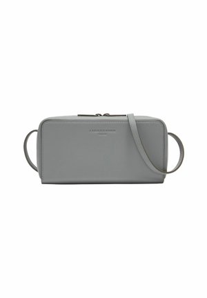 Graue Leder-Clutch mit rechteckiger Form, Reißverschluss und abnehmbarem Schultergurt; mit geprägt eingeprägtem Markenlogo auf der Vorderseite.