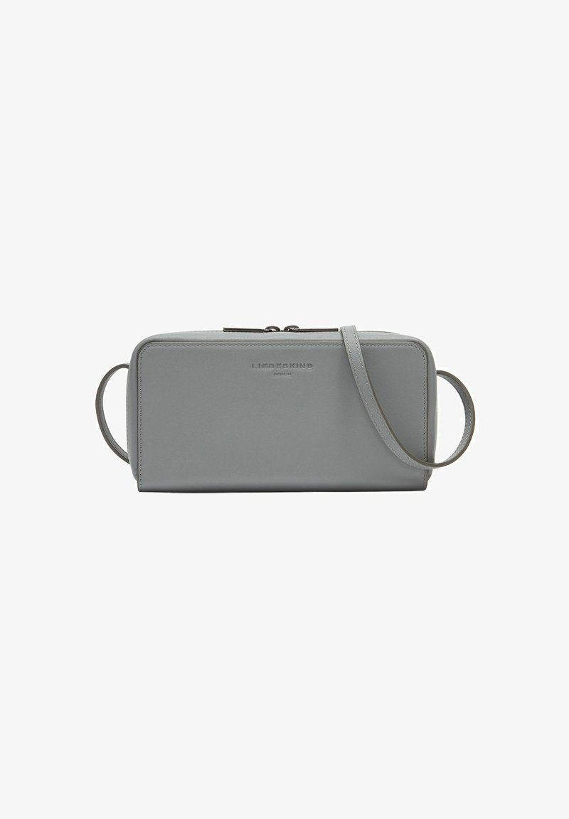 Sac à main en cuir gris de forme rectangulaire, fermeture éclair, et bandoulière amovible ; présente un logo de marque embossé sur le devant.