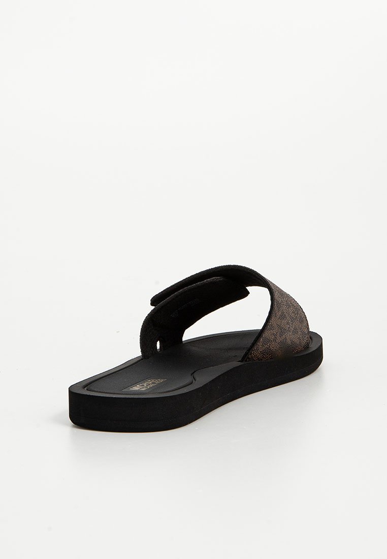 Czarne sandały z teksturowanym brązowym akcentem, z płaską podeszwą i dwiema nachodzącymi na siebie paskami. Wykonane z miękkiego materiału dla wygody.