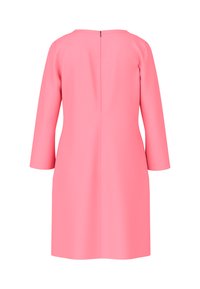 Roze jurk met driekwartmouwen en een rechte silhoutte. Voorzien van een ritssluiting op de achterkant en een soepele textuur. Geen patronen of accenten.