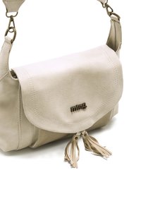 Beige Leder Schultertasche mit einer abgerundeten Klappe, dekorativen Quasten und geprägt Logo. Verfügt über goldene Beschläge und sichtbare Nähdetails.