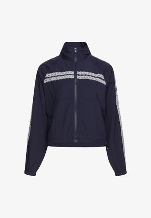 Marineblaue Jacke mit Reißverschluss, hohem Kragen und weißen spitzenähnlichen Streifen über Brust und entlang der Ärmel, elastischen Bündchen und Vordertaschen.