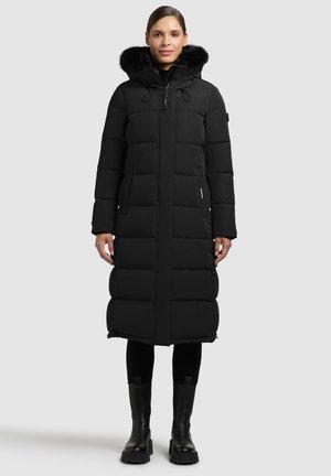 Must must kaas, millel on sobiv disain, kunstkarusnahast kapuuts, horisontaalsed sooned, eesmine tõmblukk ja küljetaskud. Koos mustade pahkluudega saabastega.