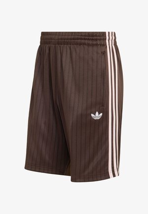 Pantaloncini sportivi marroni con sottili righe verticali, triple strisce laterali rosa chiaro, fascia elastica in vita e logo Adidas trefoil bianco sul davanti.
