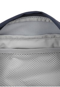 Sacca con zip color navy e interno grigio. Tasca in rete nella parte inferiore e rivestimento in tessuto liscio, progettata per organizzare gli oggetti.