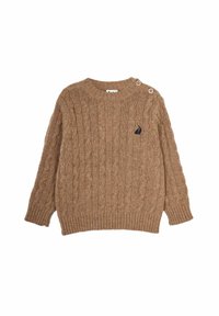 Kabelstrickpullover in Hellbraun, mit Rundhalsausschnitt, langen Ärmeln und zwei Knopfdetails an der Schulter, versehen mit einem navyblauen Segelboot-Logo.
