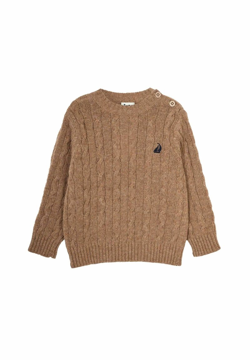 Kabelstrickpullover in Hellbraun, mit Rundhalsausschnitt, langen Ärmeln und zwei Knopfdetails an der Schulter, versehen mit einem navyblauen Segelboot-Logo.