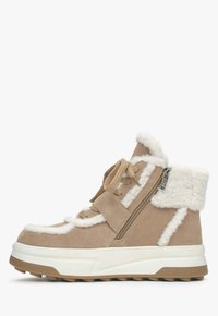 Beige suède enkellaarsjes met witte schapenvachtaccenten, vetersluiting aan de voorkant, zijrits en chunky witte rubberen zool. Getextureerde bovenkant voor grip.