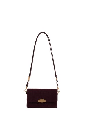 Sac à bandoulière en daim violet foncé avec motif embossé, fermoir doré et sangle réglable, forme rectangulaire.
