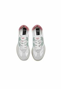 Sneaker bianchi con accenti rosa e teal, caratterizzati da una punta grigia testurizzata, lacci bianchi e una tomaia in pelle liscia. Design semplice.