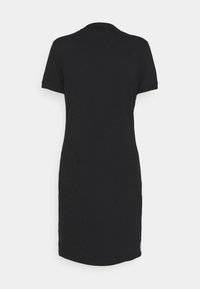 Svart klänning med polokrage, korta ärmar och rak passform. Gjord av ett mjukt tyg, med en detaljerad sidetikett.