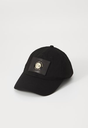 Musta säädettävä lippalakki, jossa pyöreä Versace Jeans Couture -logopatch edessä keskellä.