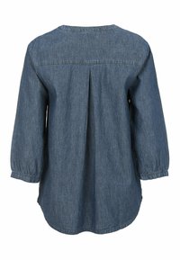 Jeansskjorta med avslappnad passform, 3/4-långa ärmar, rund halsringning, detalj med plissering bak och böjd nederkant, i en ljusblå färg och mjuk textur.