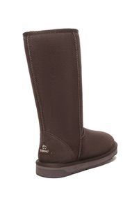 Braune Fleece-Ankleboots mit hohem Schaft, runder Zehe und strukturiertem Obermaterial. Mit kontrastierenden Nähten und einem Logo-Patch an der Ferse.